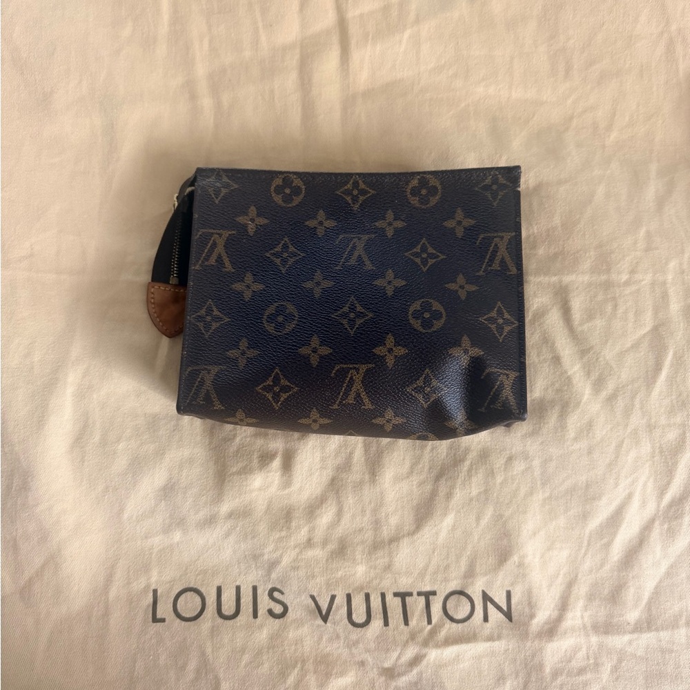 M83547
Louis Vuitton Poche Toilette
